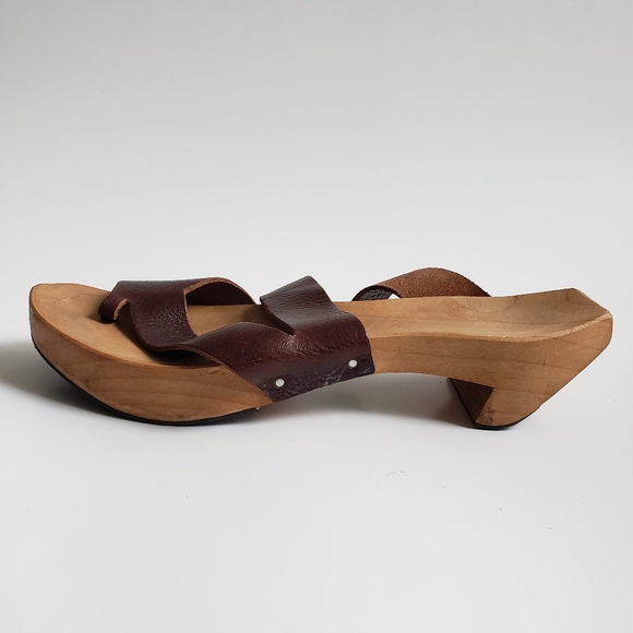 Cydwok | Leather Thong Wooden Sandals - Picture 4 of 12